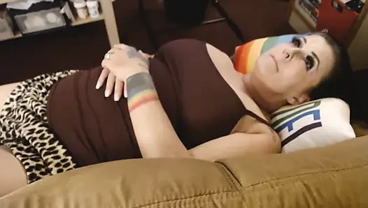 Tante seksi dengan memek tembus pandang di sofa