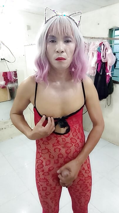Oanh Le ข้ามเพศสวมถุงน่องลามกอนาจารเล่นกับกระป๋องเสแสร้งทําเป็น
