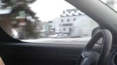 Szarpanie miga nago w samochodzie podczas jazdy