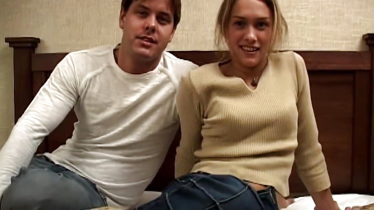 引き締まった彼女のお尻に挿入!