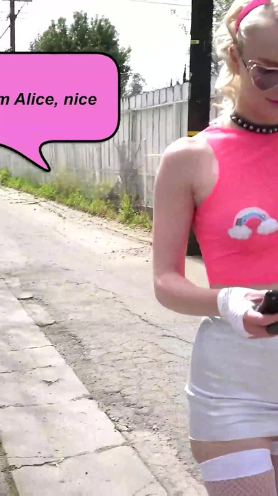 Utangaç Alice Pink, Bryan Gozzling'in sert sikişi için azgın!