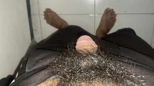Özel an gardımı indirdim ve dolabın önünde tek başına mastürbasyon yapıyorum