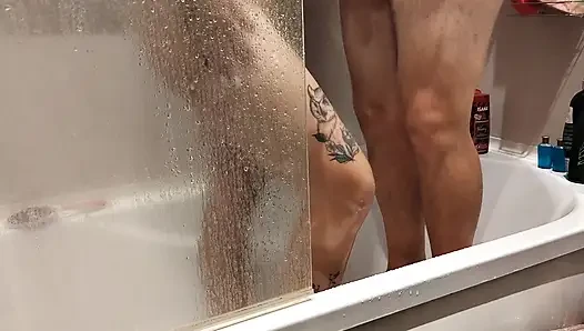 Duşta ev yapımı karşılıklı mastürbasyon