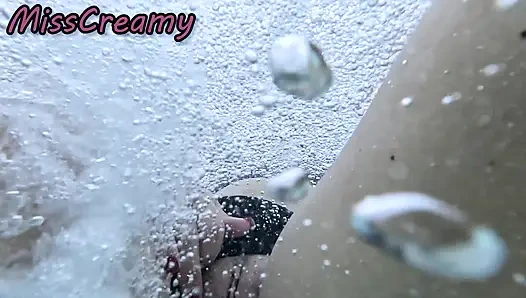 Blankziehen mit meiner muschi vor einem studenten im Schwimmbad und hilft mir beim masturbieren - Es ist sehr riskant mit Leuten in der Nähe