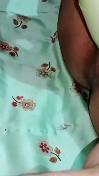 Bhabhi is poesje verleidend en grote groenten komkommer neuken Grote fan mijn huisvrouw geniet van seks | Clip 1