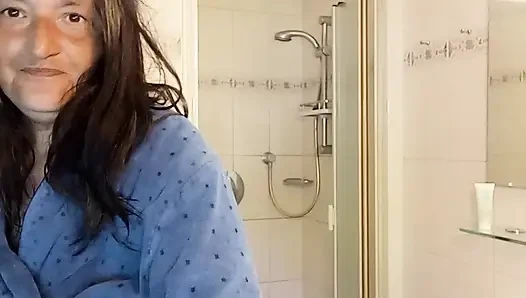 Dusche an. Ausreden aus. Reife Deutsche