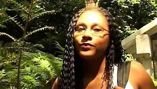 Heißer Ebony-Amateur-Sex in verschiedenen Positionen