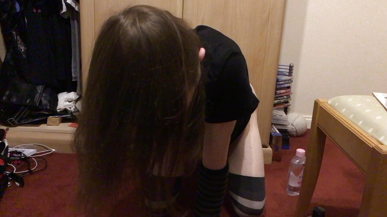 Emo femboy puts big dildo in his ass and jerks off