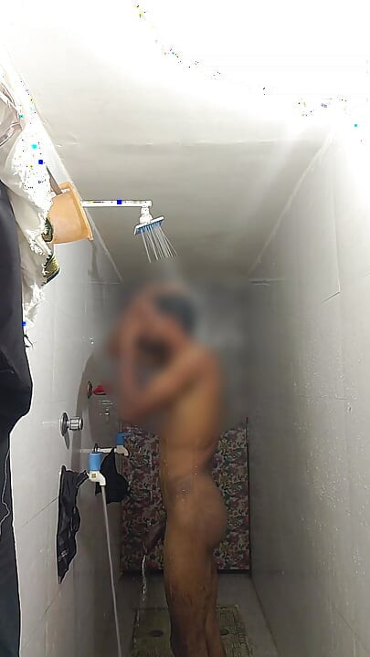 Bathroom me nage nahane wala video