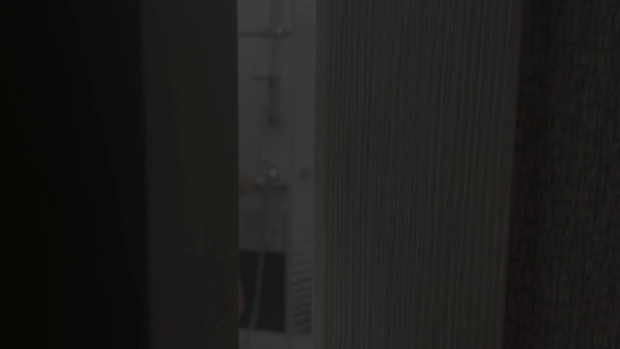İri güzel kadın Monika duş alıyor