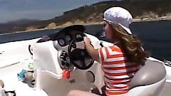 Sexy tiener kleine April speelt met haar rukken buiten in een rubberen boot