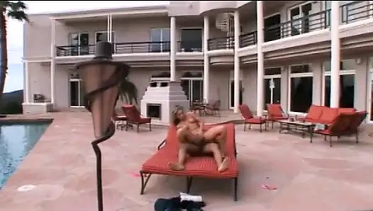 Pantat bahenol cewek nakal rambut pirang ini dientot habis-habisan sama kontol raksasa pria kulit hitam