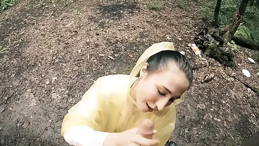 Schwarze Lynn in gelber Regenjacke lutscht schwanz im wald - blowjob im freien und sperma im mund