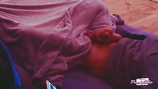 Une ado surprise en train de se masturber