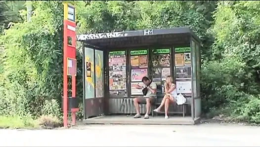 Blondes mädchen mit dicken möpsen in aktion ... sex im freien