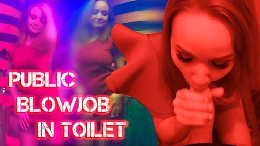 Une bombasse excitée suce avec passion une grosse bite d'inconnu dans les toilettes