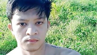 Sexy asijský teen chlapec stříká na pláži