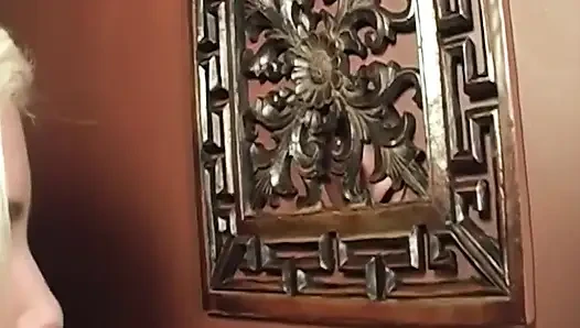 Sarışın orta yaşlı seksi kadın götünü açıyor ve parmakları amcığını damlatıyor