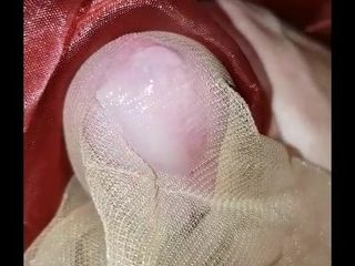 Flotter du sperme dans un bas en nylon micromesh