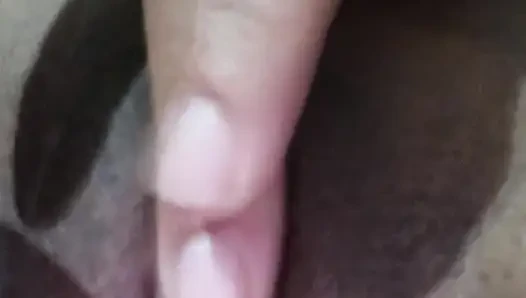 Brünette masturbiert zu hause