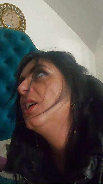 Milfycalla får mycket sperma på ny puffy downjacket!