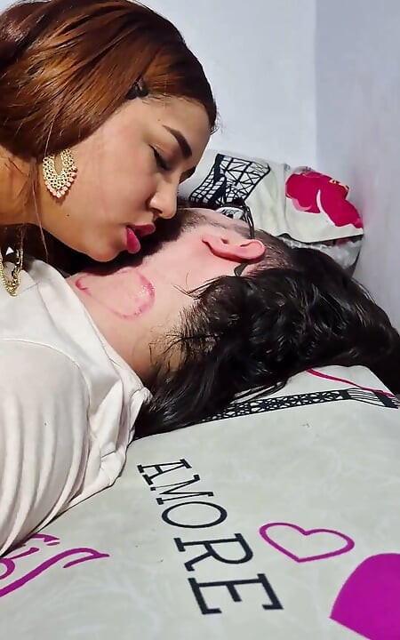 A faxineira está triste porque seu marido saiu para os EUA seu chefe ilumina o dia dela.