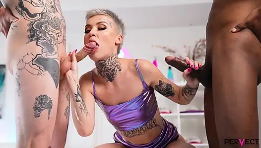 Tabitha Poison bekommt ein Interracial in arsch und muschi, gefolgt von einer riesigen gesichtsbesamung!