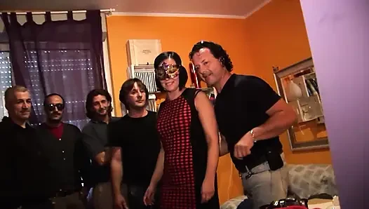 Ateşli Grup Seks Hatun Birden Fazla Yarağı Sert Alıyor