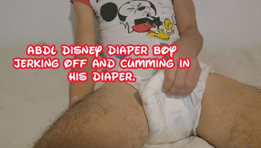 Abdl 迪士尼 尿布男孩在他的尿布里手淫并高潮