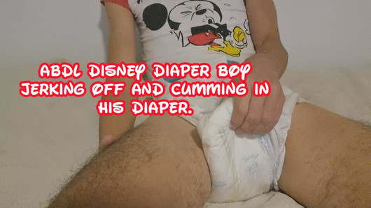 Abdl Disney, couche-culotte, se branle et jouit dans sa couche