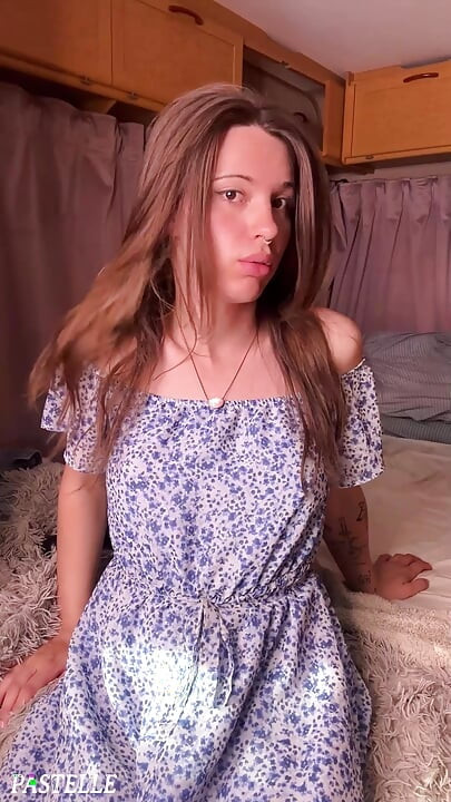 Trans-Girl mit großem Schwanz in süßem Kleid kommt heftig vom Vibrator