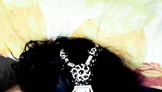 Ateşli Hintli kız komşu oğlanla sikişiyor