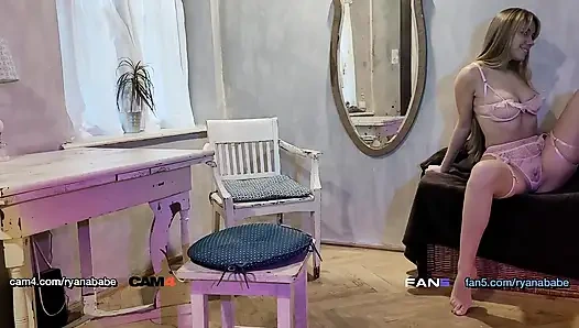 Fingerfickendes dessous-schätzchen steckt ihre finger tief