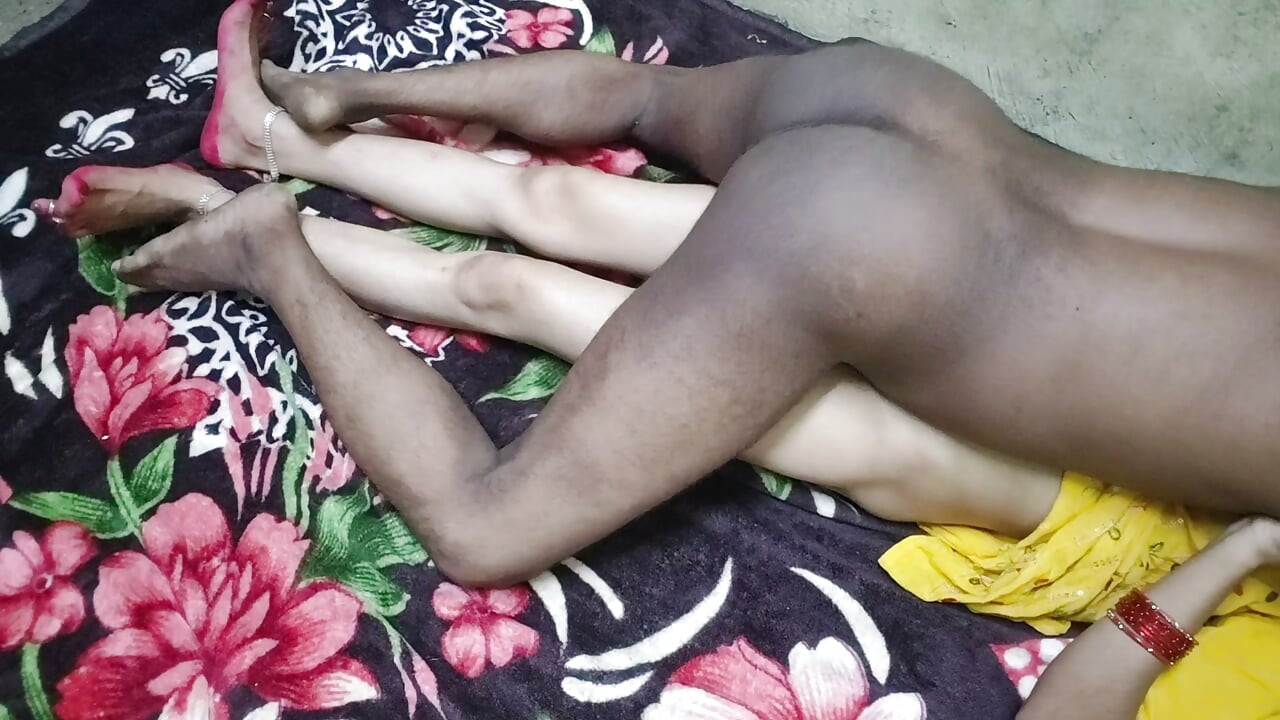 Pooja bhabhi fierbinte și-a pus ulei pe pula și s-a lăsat futută adânc în pizda fierbinte, sex de mătușă