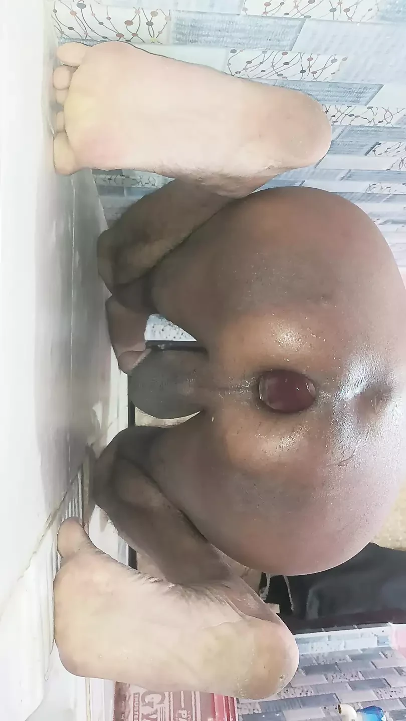 Mengisi cangkir di pantat saudara tiri