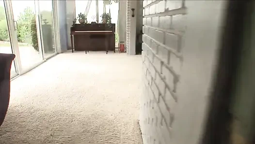 Чудесную грудастую милфу трахнули в задницу и камшот в рот черный хуище в любительском видео (фильм целиком)