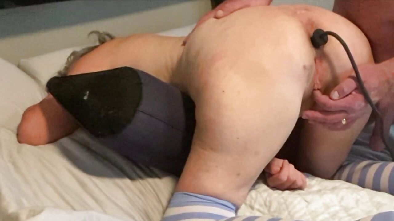 Reife Frau mit großem Arsch vorgebeugt, aufblasbarer Analplug eingeführt