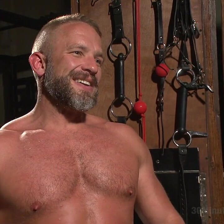 肌肉发达的鸡巴迪克卡伯无情地折磨