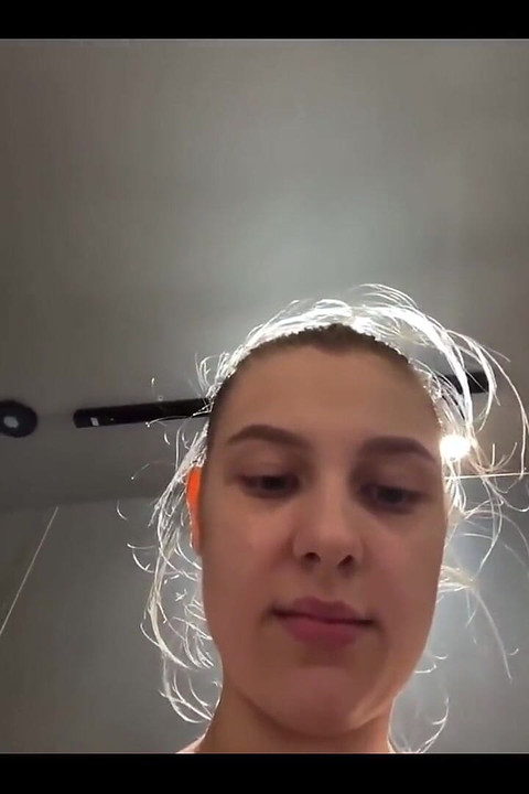 Schau zu, wie meine titten wackeln, während ich von einem großen schwanz gefickt werde