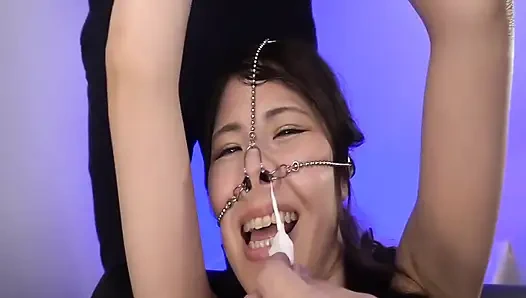 Acımasız kontrol yoğunluğuyla yüz yüze geldiğinde ve çarpık bir arzuya uyandıkça sınırlarını kırıyor