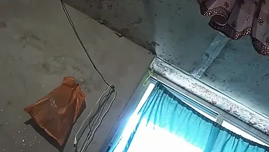 Kakak tiriku membiarkanku menikmati kontolnya yang dalam di dalam memekku