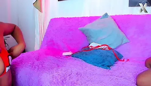 Junge Lesbe masturbiert hektisch und denkt an ihre nackte beste Freundin
