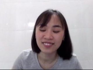 Sledujte, jak poprvé prstí moji sladkou vietnamskou kundičku