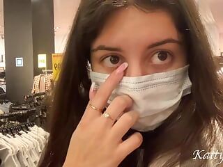 Mijn poesje neuken met een enorme dildo in de openbare kleedkamer van het winkelcentrum