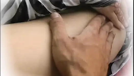 Tante sange ini lagi asik nyepong kontol besar sampai toketnya dicrot sperma hangat