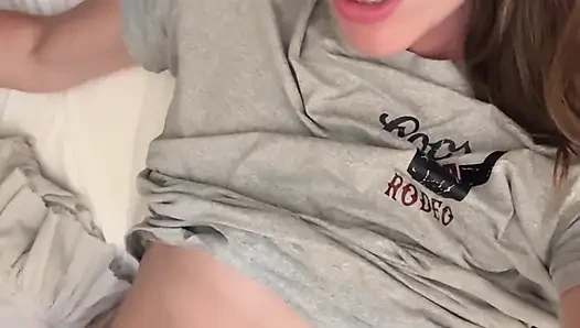 Aku lagi asik muasin hitachi sampai orgasme di ranjang sampai orgasme