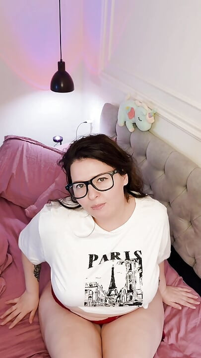 UNE ÉTUDIANTE PAWG SEXY ET RINGARDE VOUS INVITE À JOUIR ENSEMBLE