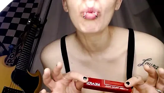 Aplikasi lipstik tebal warna merah