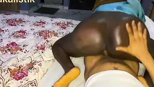 Sie wurde des schwanzes ihres mannes müde, also half ich ihr