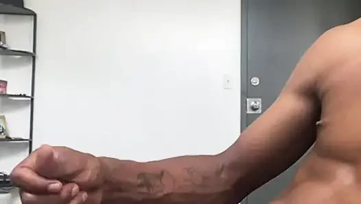Sert yarağımı dövüyorum